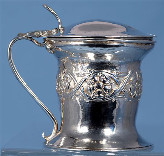 An Edwardian Arts & Crafts silver mustard pot, by Omar Ramsden & Alwyn Carr, height 80mm, weight 3.3oz/104grms.